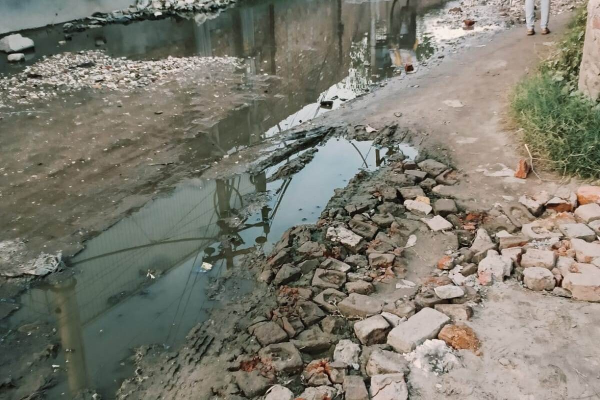 सर्विस रोड से ढोलपुरा जाने वाला मार्ग खस्ता हाल, गंदे पानी से भरा—राहगीरों को भारी…