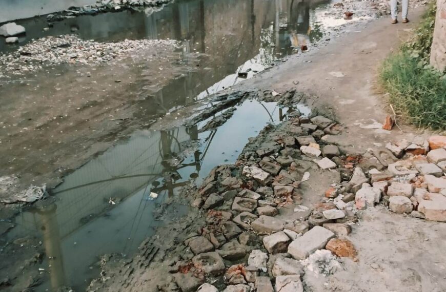 सर्विस रोड से ढोलपुरा जाने वाला मार्ग खस्ता हाल, गंदे पानी से भरा—राहगीरों को भारी दिक्कत, जिम्मेदार ख़ामोश