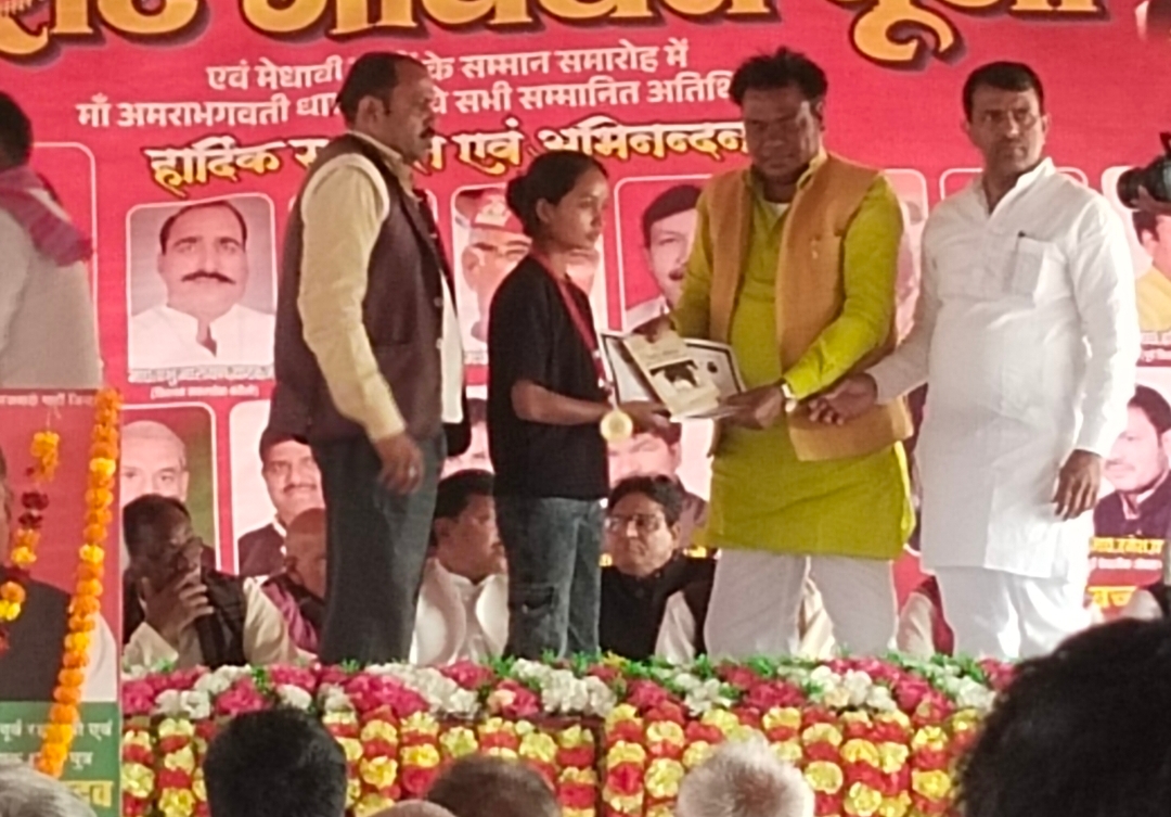 स्व. मुलायम सिंह यादव की जयंती पर मेधावी छात्रों को किया गया सम्मानित