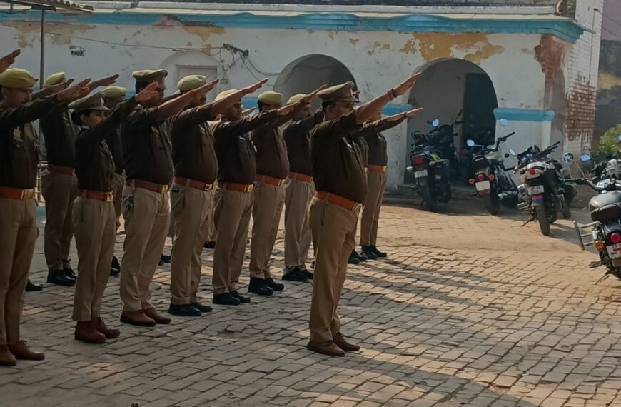 संविधान दिवस पर कोतवाली हाथरस में प्रस्तावना का सामूहिक वाचन