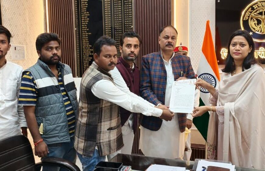 नगर पालिका क्षेत्र में सड़क निर्माण में मानकविहीन सामग्री के प्रयोग का आरोप : डॉ. अमिताभ पाण्डेय