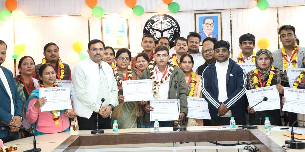 एसआईआर कार्य में बेहतर प्रदर्शन करने वाले बीएलओ सम्मानित