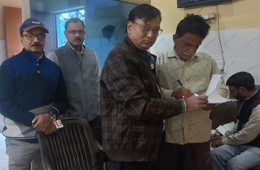 खाद्य विभाग की टीम ने आटे की फैक्ट्री पर मारा छापा, 20 लाख का माल जब्त