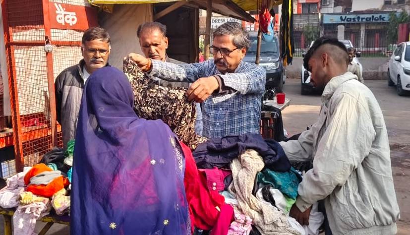 जरूरतमंदों के लिए खुला कपड़ा बैंक, बांटे जा रहे ऊनी वस्त्र