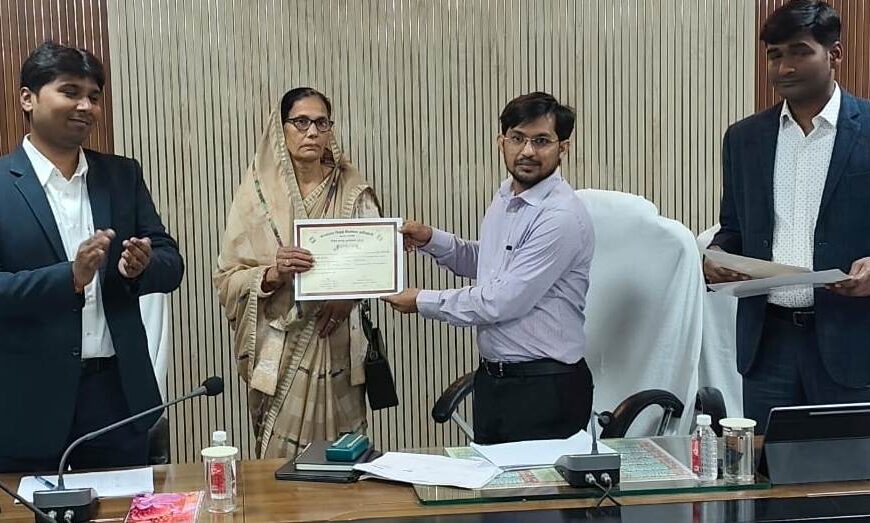 SIR फॉर्म का 100 प्रतिशत डिजिटाइजेशन पूरा करने वाले कार्मिकों को मिला प्रशस्ति पत्र