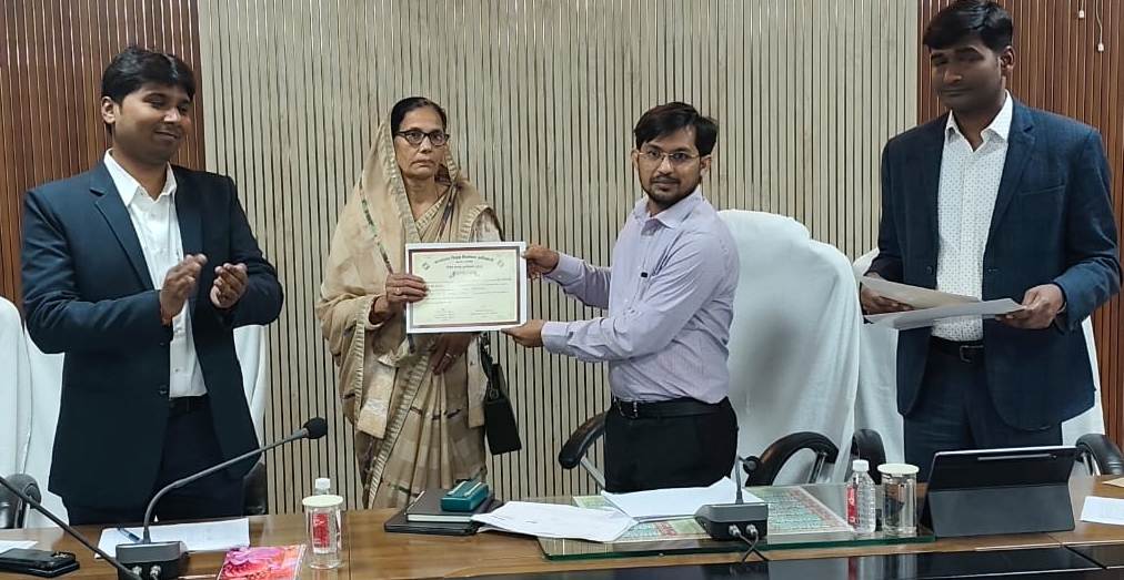 SIR फॉर्म का 100 प्रतिशत डिजिटाइजेशन पूरा करने वाले कार्मिकों को मिला प्रशस्ति पत्र