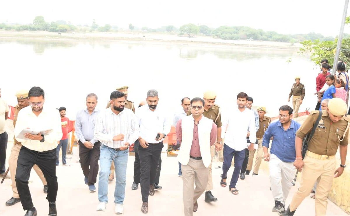 डीएम ने यमुना घाट का किया निरीक्षण, समुचित व्यवस्था के दिए निर्देश