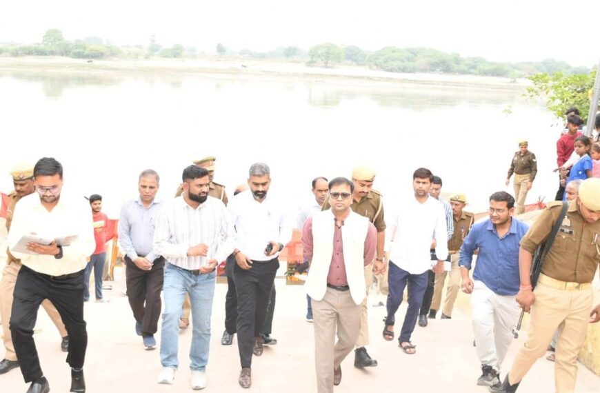 डीएम ने यमुना घाट का किया निरीक्षण, समुचित व्यवस्था के दिए निर्देश