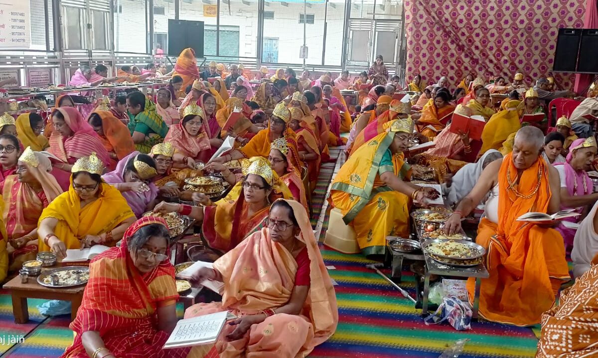 नगर के जैन मंदिरों में श्रीजी के समक्ष 512 अर्घ्य किए समर्पित
