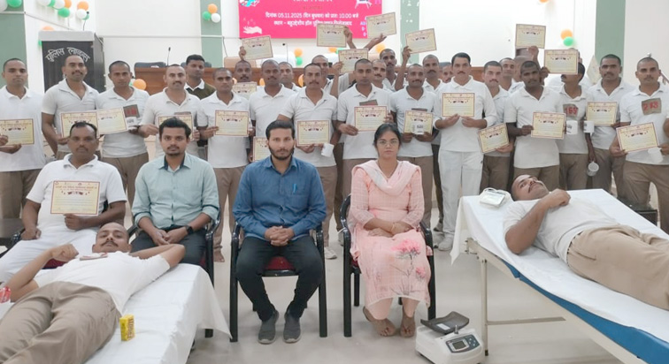 पुलिस आरक्षियों ने किया ब्लड डोनेट