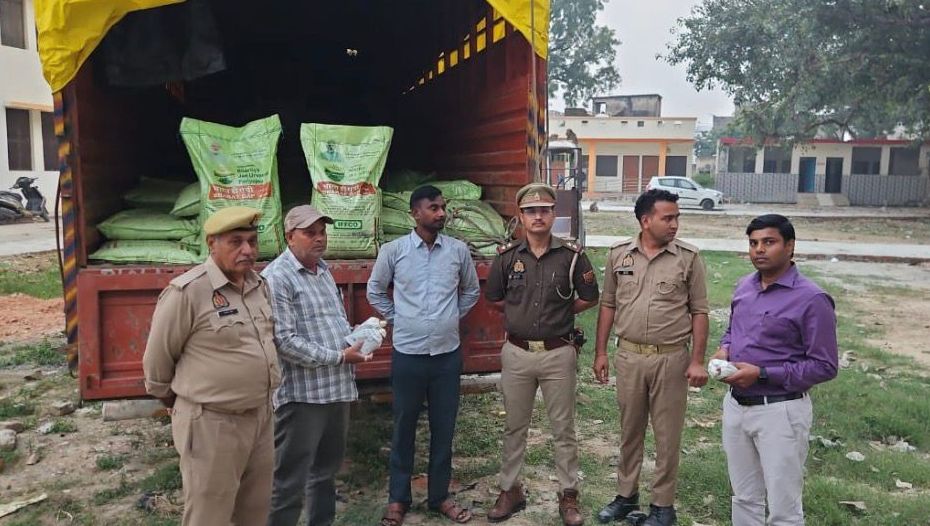 फिरोजाबाद में पुलिस ने पकड़ी 150 बोरी नकली डीएपी खाद