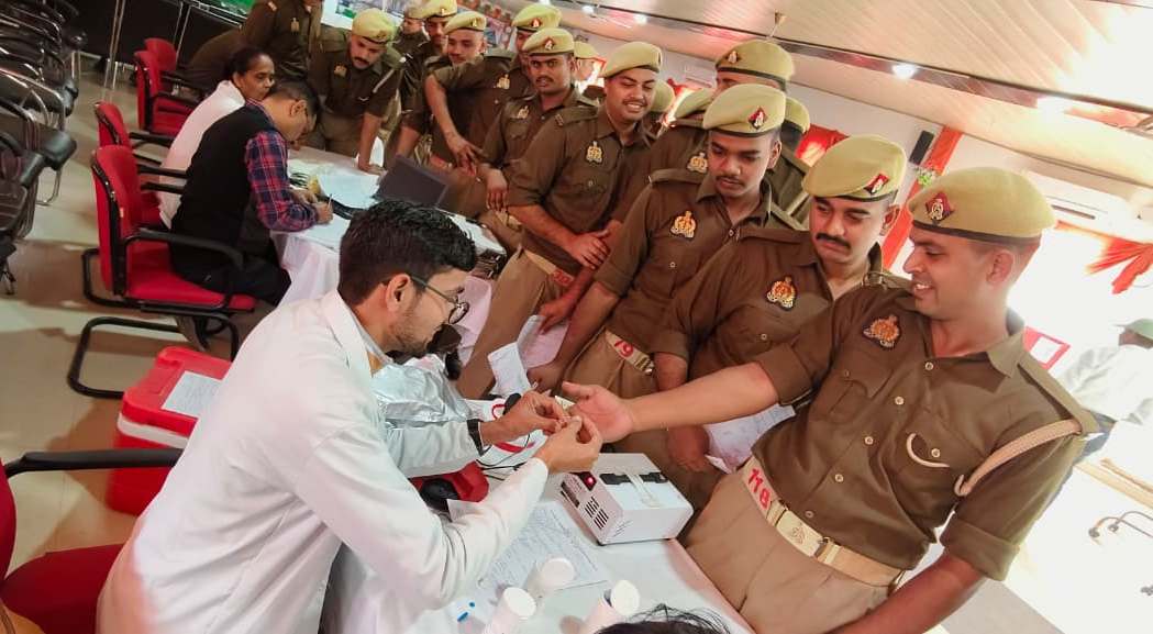 पुलिस लाइन कानपुर देहात में स्वैच्छिक रक्तदान शिविर का आयोजन