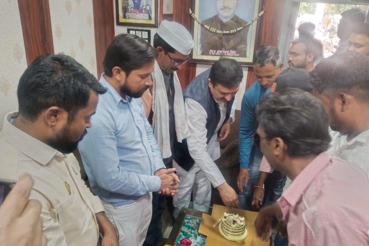 ऊंचाहार विधानसभा के पूर्व प्रत्याशी अतुल सिंह का जन्मदिन धूमधाम से मनाया