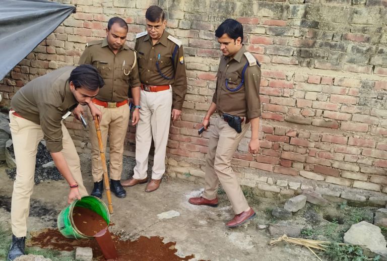 रायबरेली और उन्नाव की संयुक्त आबकारी टीम ने पकड़ी 60 लीटर अवैध कच्ची शराब