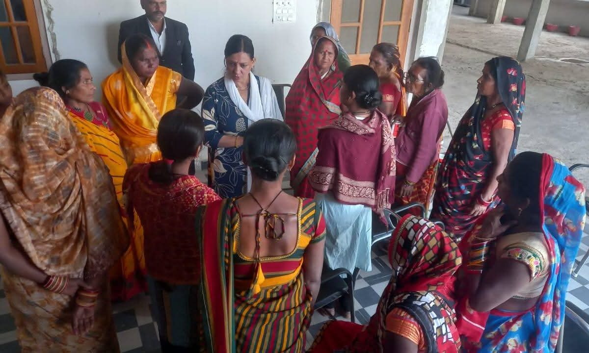 बेघर हुए परिवार की मदद के लिये पूनम सिंह ने बढ़ाया हाथ