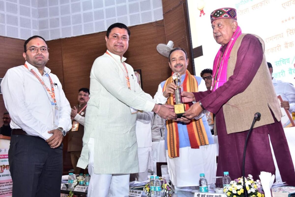 सहकारी बैंक रायबरेली के अध्यक्ष विवेक विक्रम सिंह और सीईओ बृजेश विश्वकर्मा सम्मानित