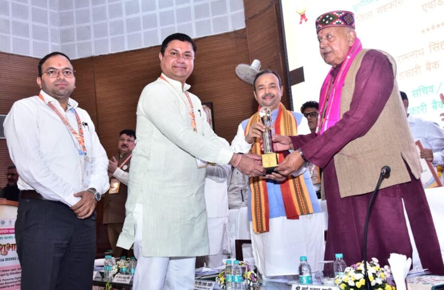 सहकारी बैंक रायबरेली के अध्यक्ष विवेक विक्रम सिंह और सीईओ बृजेश विश्वकर्मा सम्मानित