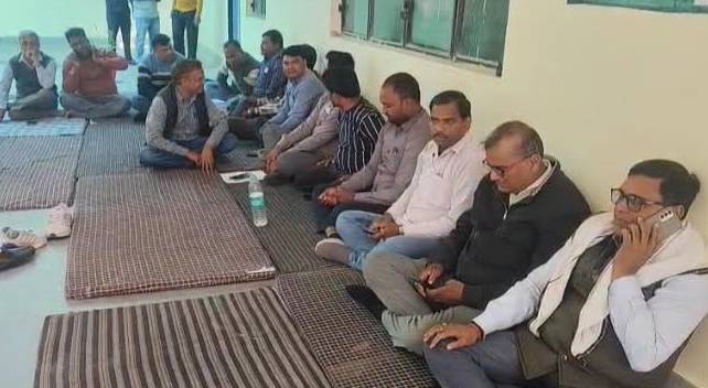 आठ सूत्रीय मांगों को लेकर लेखपालों का एक दिवसीय धरना प्रदर्शन