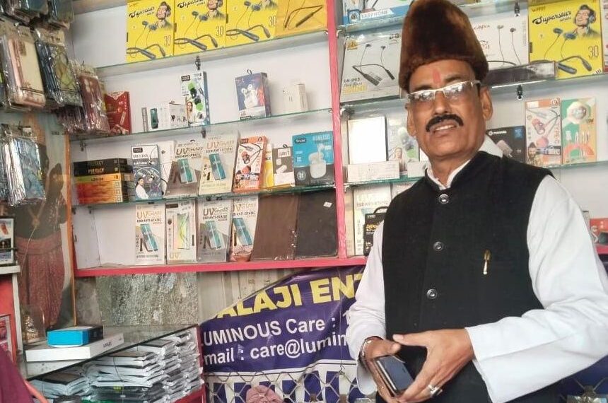 नगर कोतवाली व दीवानी न्यायालय के पास मोबाइल शॉप में चोरी