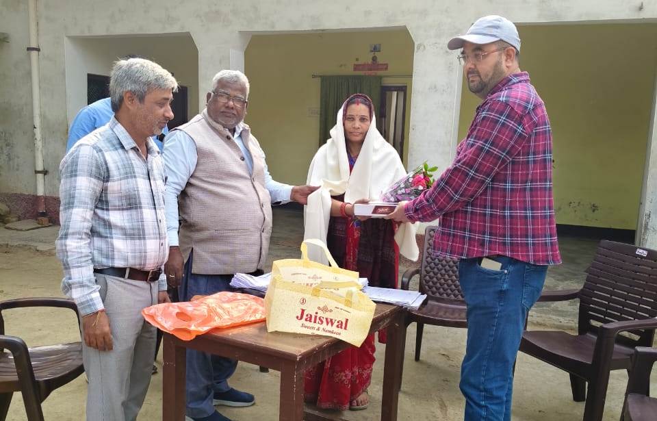 बूथ पर अच्छा कार्य करने वाले बीएलओ को प्रशस्तिपत्र देकर किया गया सम्मानित