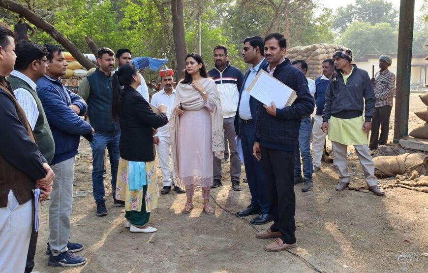 डीएम ने धान क्रय केंद्रों का किया औचक निरीक्षण