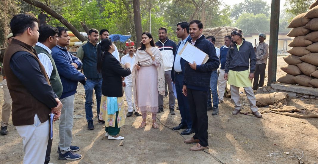 डीएम ने धान क्रय केंद्रों का किया औचक निरीक्षण