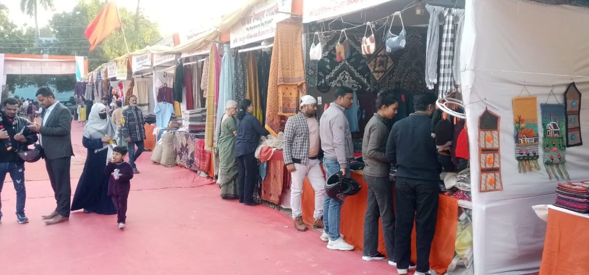 рдЧрд╛рдВрдзреА рдмреБрдирдХрд░ рдореЗрд▓рд╛ рдореЗрдВ рдЕрдиреВрдареЗ рдЙрддреНрдкрд╛рдж рдмрдиреЗ рдЖрдХрд░реНрд╖рдг рдХрд╛ рдХреЗрдВрджреНрд░