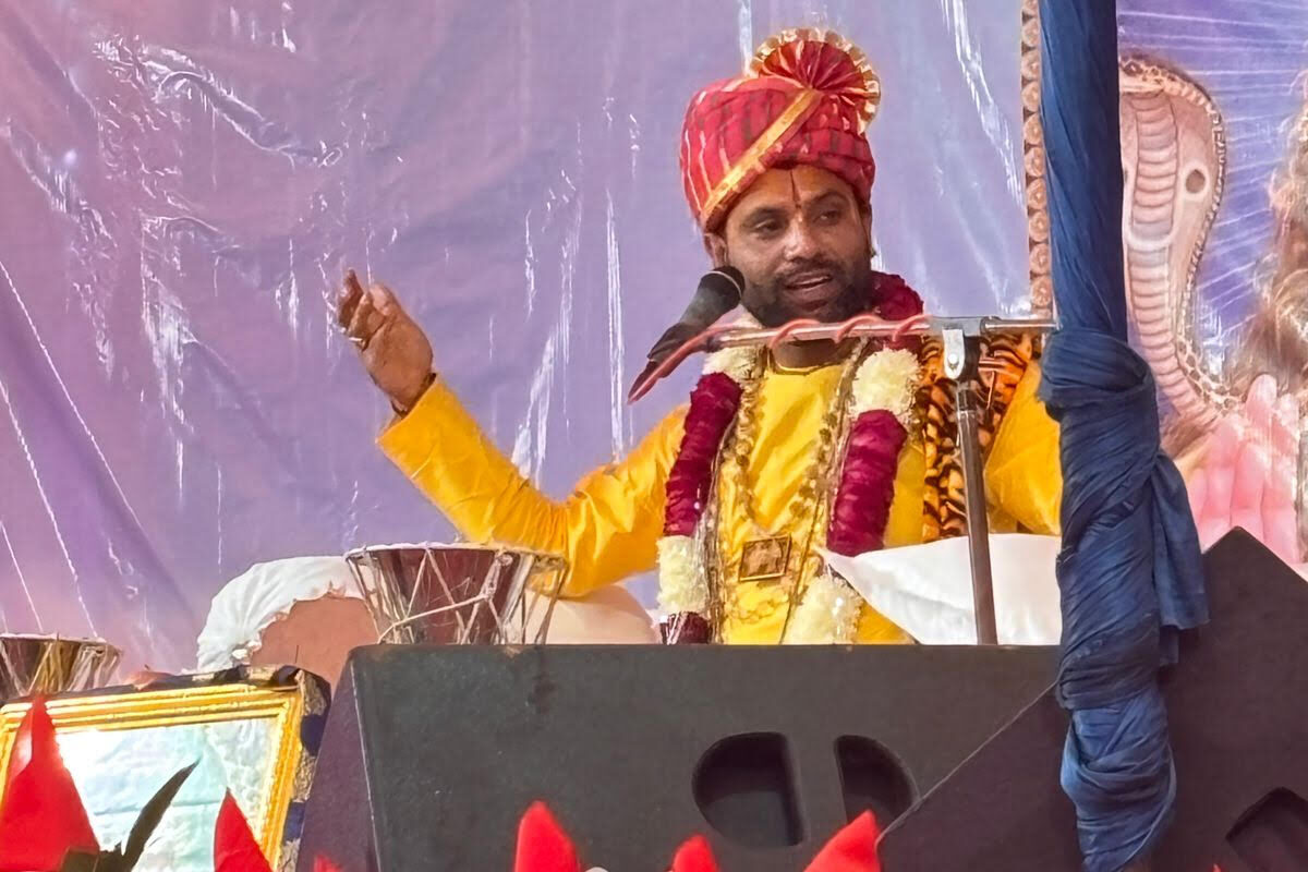 शिव महापुराण कथा सुन भाव विभोर हो रहे श्रोता