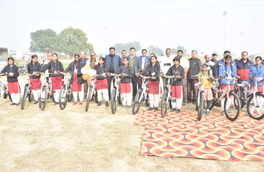 बालिकाओं एवं बालकों को बांटी गई साइकिल व राहगीरों को बांटे गए हेलमेट