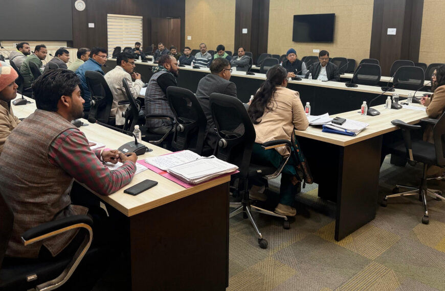 उर्वरक की उपलब्धता एवं वितरण व्यवस्था की हुई समीक्षा