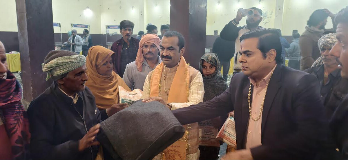 рдкреНрд░рдХрд╛рд╢ рдкрд░реНрд╡ рдкрд░ рдЬрд░реВрд░рддрдордВрджреЛрдВ рдореЗрдВ рдмрд╛рдВрдЯреЗ рдЧрдпреЗ рдХрдВрдмрд▓ рд╡ рд╢реЙрд▓