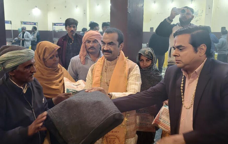 प्रकाश पर्व पर जरूरतमंदों में बांटे गये कंबल व शॉल