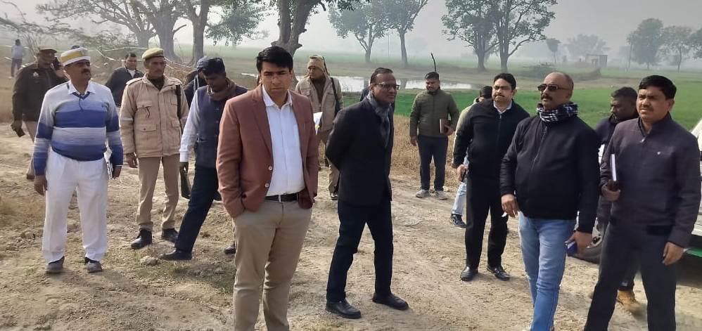 नव निर्माणाधीन गौ संरक्षण केंद्र का जिलाधिकारी ने किया निरीक्षण