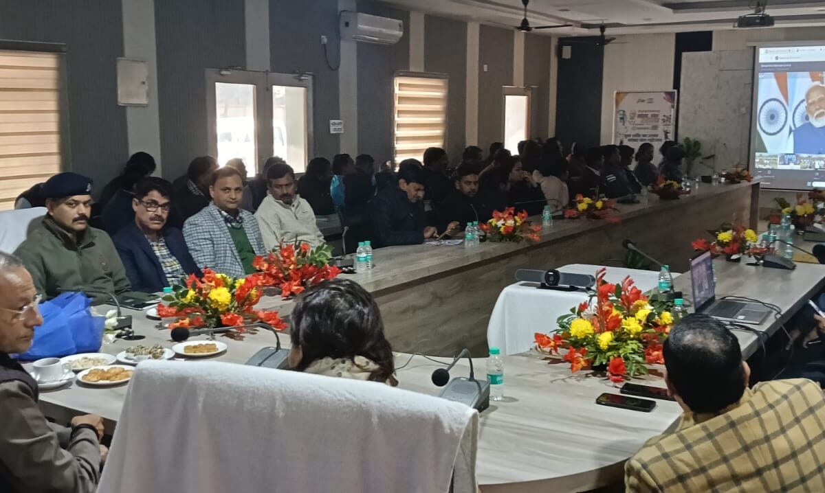 рд╕рд░рдХрд╛рд░ рдпреБрд╡рд╛рдУрдВ рдХреЛ рдЦреЗрд▓, рд╢рд┐рдХреНрд╖рд╛ рдФрд░ рд╕рдВрд╕реНрдХрд╛рд░ рдХреЗ рдорд╛рдзреНрдпрдо рд╕реЗ рд╕рд╢рдХреНрдд рдмрдирд╛рдиреЗ рдХреЗ рд▓рд┐рдП рдкреНрд░рддрд┐рдмрджреНрдз…