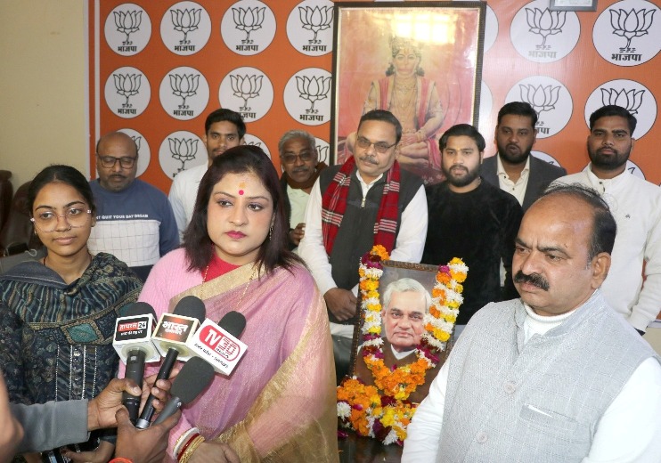 वसुंधरा एन्क्लेव में अटल जयंती व तुलसी पूजन दिवस मनाया गया