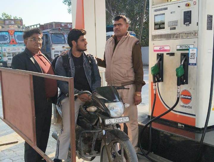 नो हेलमेट–नो फ्यूल की रणनीति जनपद में लागू, परिवहन विभाग ने काटे चालान