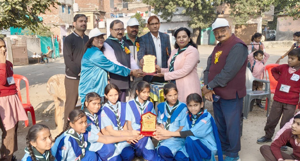 स्काउट गाइड कैंप में छात्राओं ने बनाए तंबू