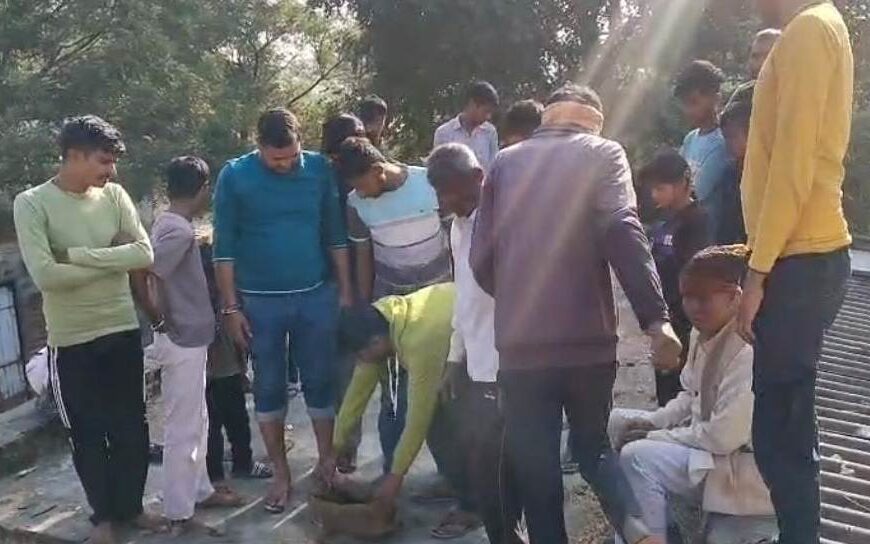 नवजात को बोरी में फेंका, गांव में सनसनी