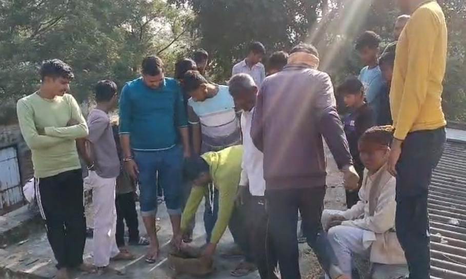 नवजात को बोरी में फेंका, गांव में सनसनी