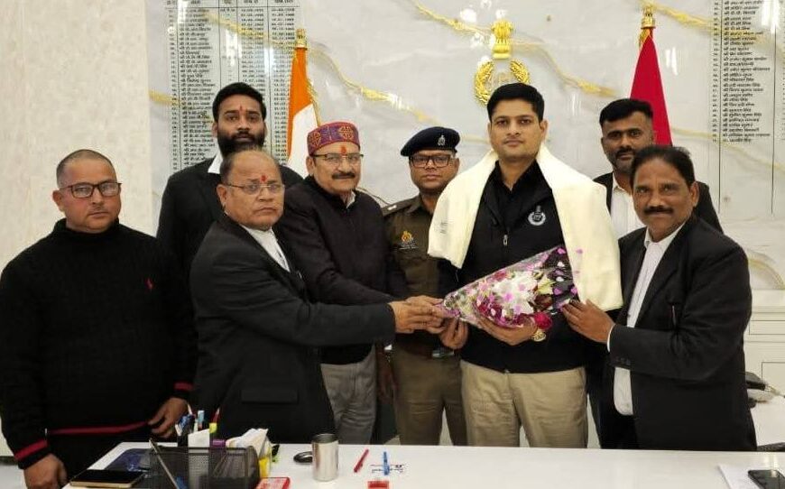 अपहृत नाबालिग को सकुशल बरामद कर परिजनों के सुपुर्द किया, अधिवक्ताओं ने SP को किया सम्मानित