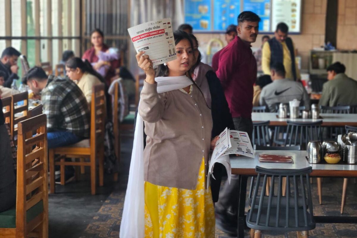 क्रिसमस पर्व पर फूड सेफ्टी ऑन व्हील्स के माध्यम से जागरूकता एवं निरीक्षण अभियान