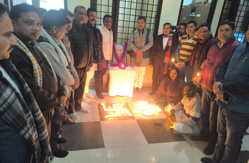 भाजपा ने अटल जयंती की पूर्व संध्या पर सजाई दीपमालिका