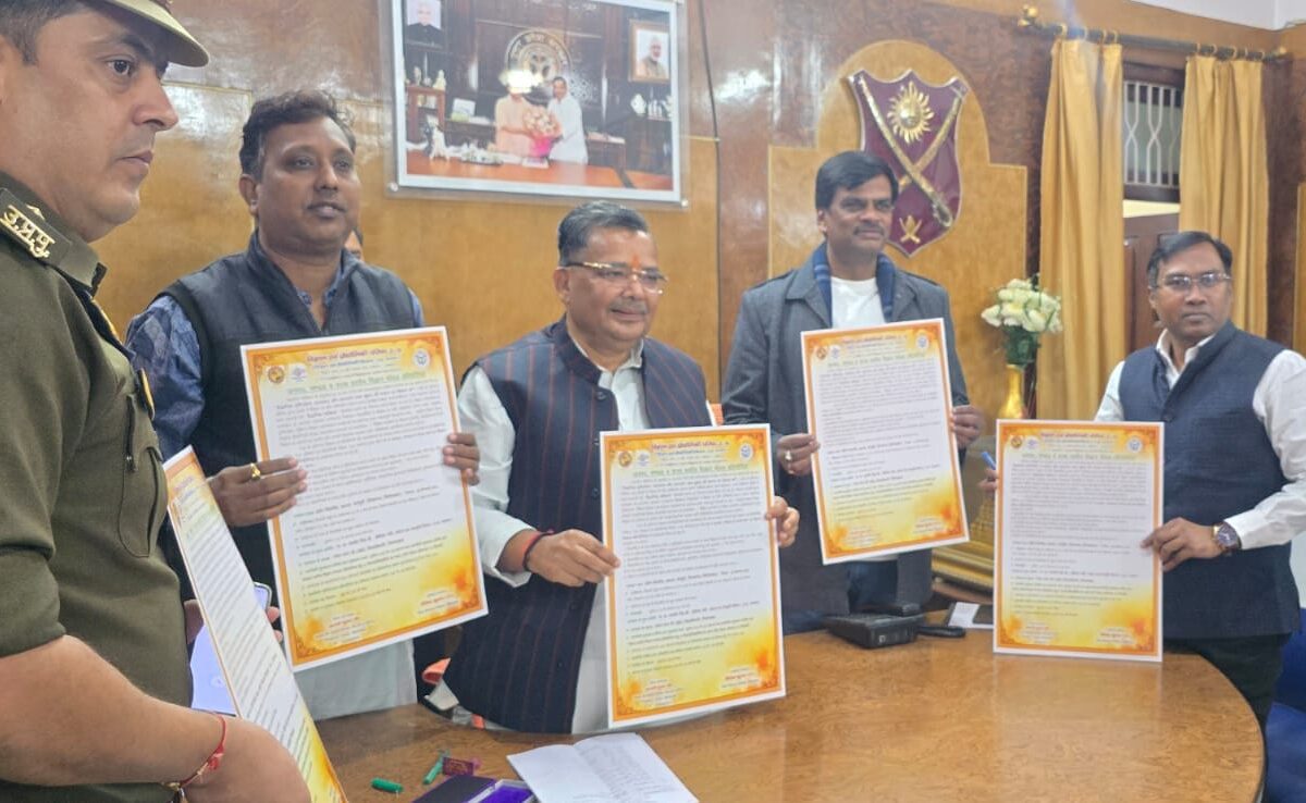 कैबिनेट मंत्री ने जनपदीय विज्ञान मॉडल प्रदर्शनी के पम्पलेट का किया विमोचन