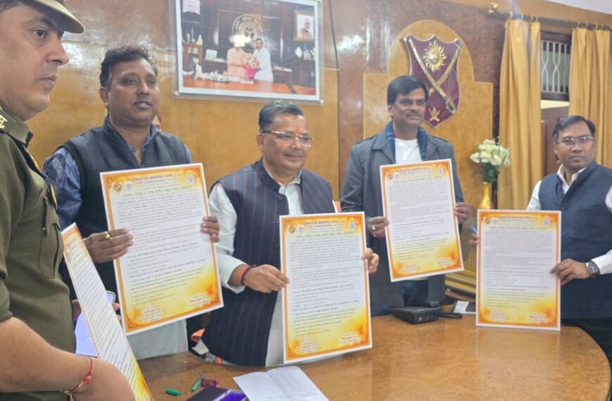 कैबिनेट मंत्री ने जनपदीय विज्ञान मॉडल प्रदर्शनी के पम्पलेट का किया विमोचन