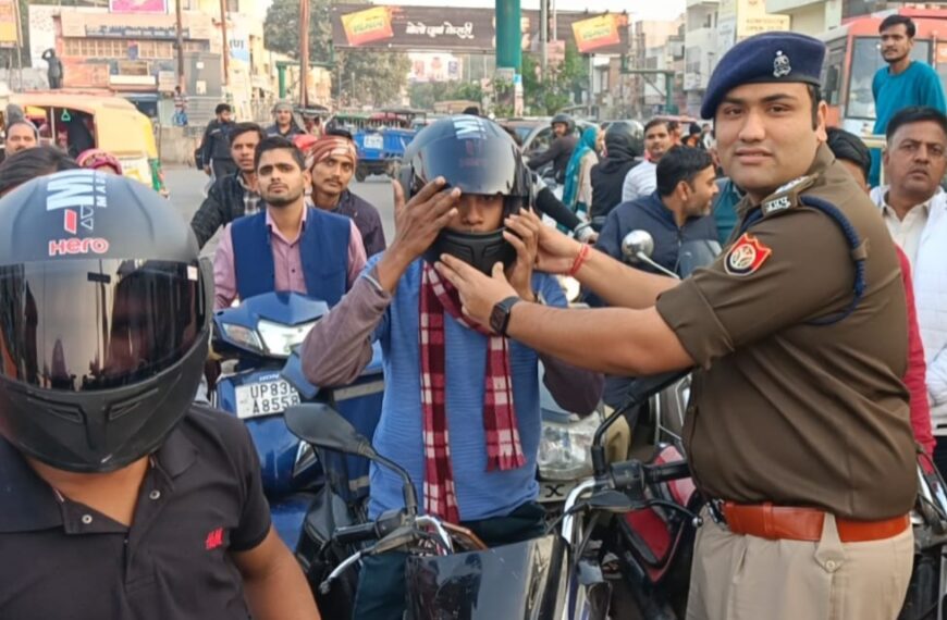 जैन मंदिर तिराहा पर पुलिस ने बांटे हेलमेट