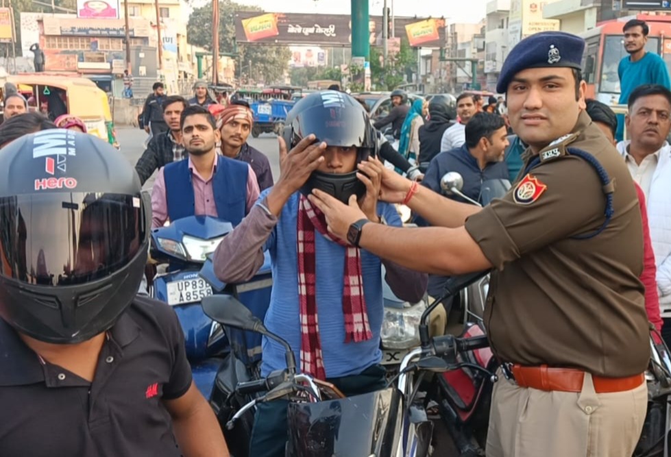 जैन मंदिर तिराहा पर पुलिस ने बांटे हेलमेट