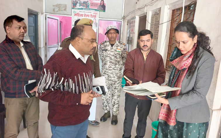 नगर आयुक्त ने निगम कार्यालयों का किया औचक निरीक्षण