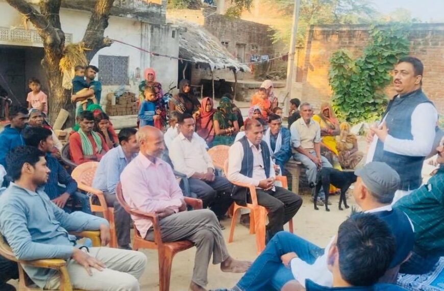 ऊंचाहार क्षेत्र में चौपाल लगाकर जनता की समस्याएँ सुन रहे कांग्रेस नेता अतुल सिंह