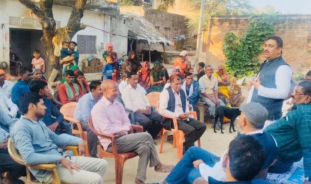 ऊंचाहार क्षेत्र में चौपाल लगाकर जनता की समस्याएँ सुन रहे कांग्रेस नेता अतुल सिंह