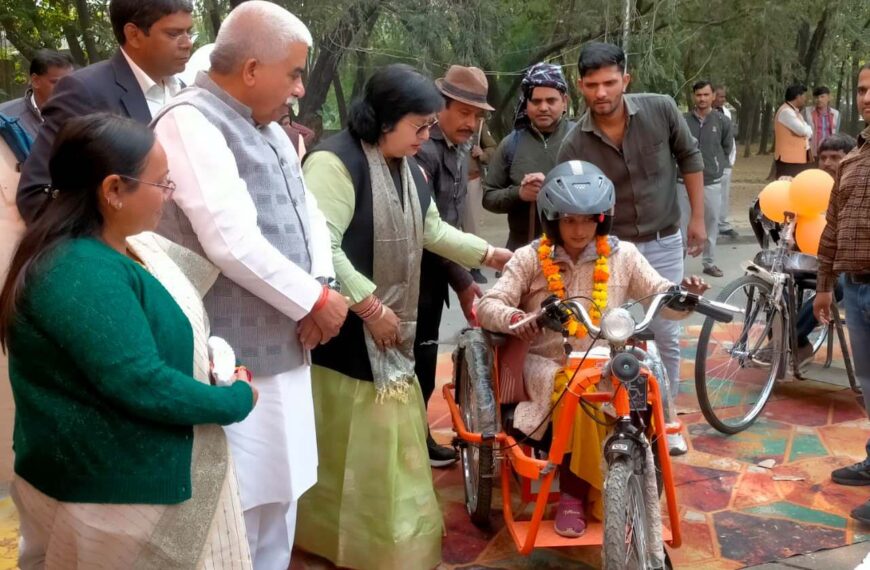विश्व दिव्यांग दिवस” पर दिव्यांगजनों को मोटराइज्ड ट्राईसाइकिल वितरित